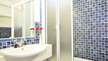 Bruser, hårtørrer, håndklæder