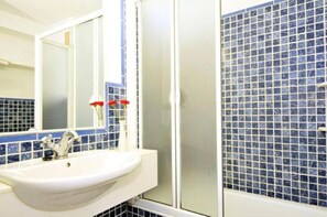 Shower, hair dryer, towels - Vacation Home 'Tanamar' near Beach with Balcony & Wi-Fi (Puerto Pollensa)