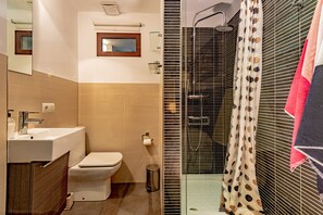 Dusche, Haartrockner, Handtücher, Toilettenpapier