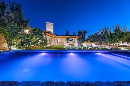 Pool. Spectacular Villa built in 1784 fully restored and equipped. Come and enjoy paradise.