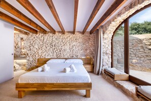 4 bedrooms, iron/ironing board, free WiFi, bed sheets