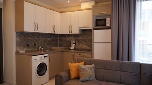 Kühlschrank, Mikrowelle, Herdplatte, Grillplatte