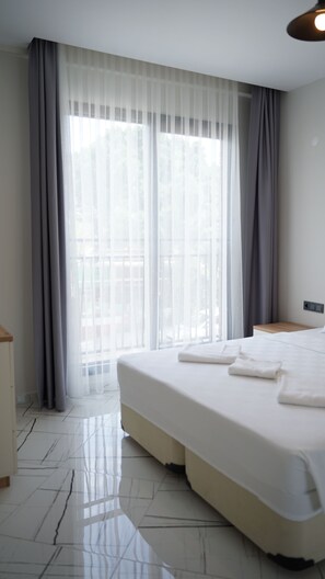 1 Schlafzimmer, hochwertige Bettwaren, Schreibtisch