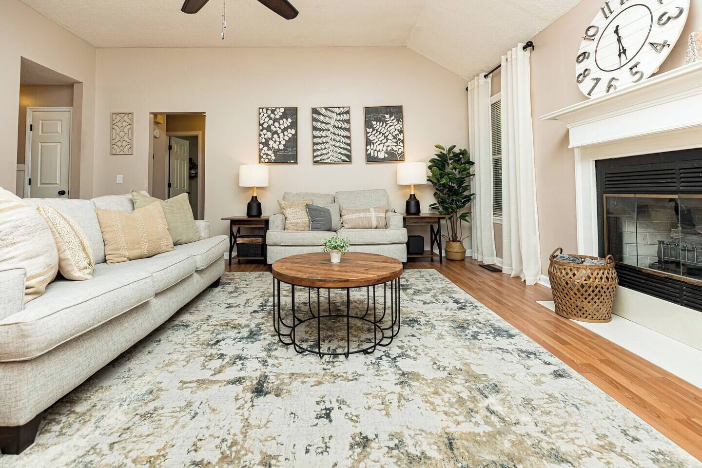 TV connectée, cheminée, espaces bureaux