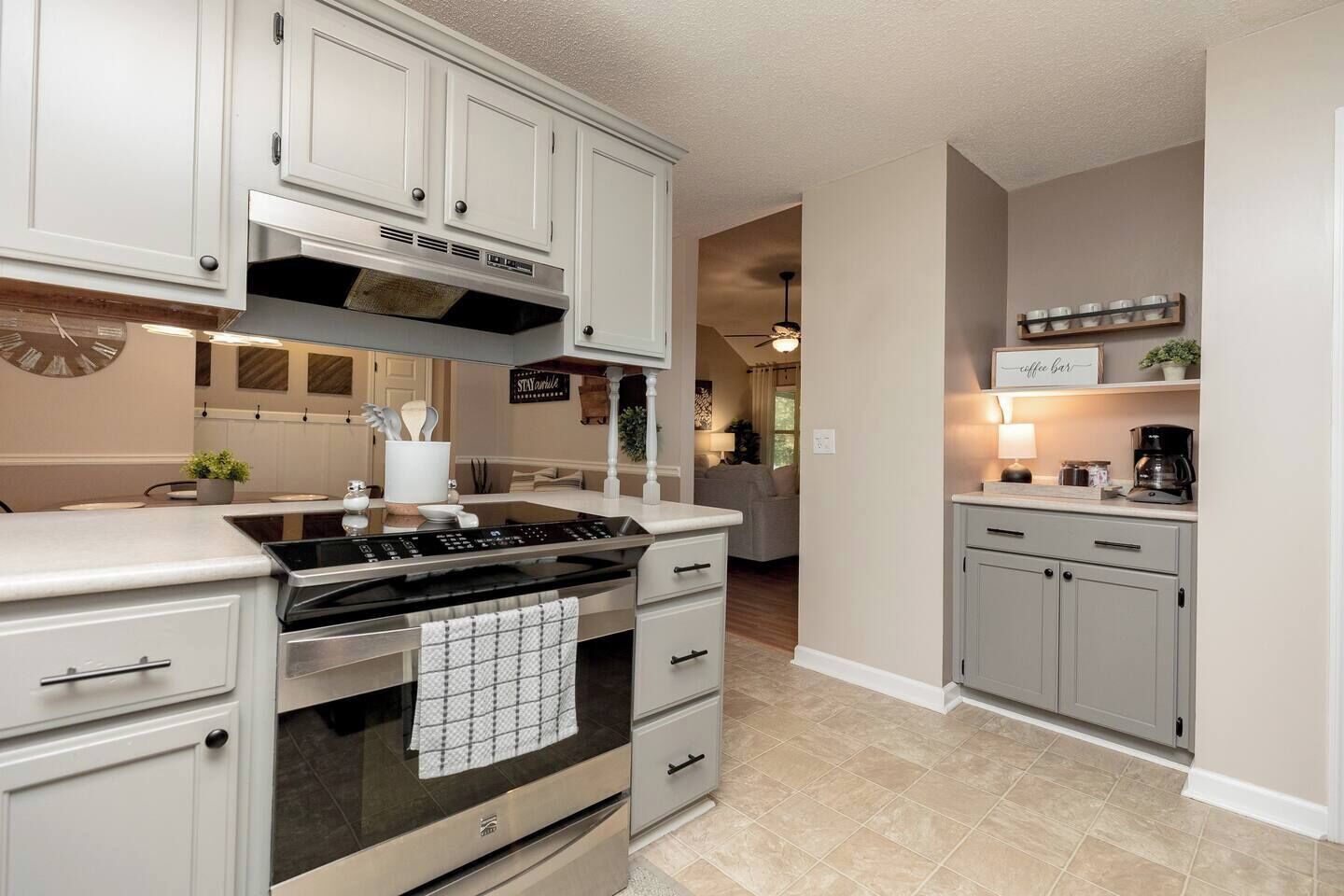 Frigorifero, microonde, forno, piano cottura