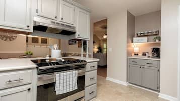 Frigorifero, microonde, forno, piano cottura