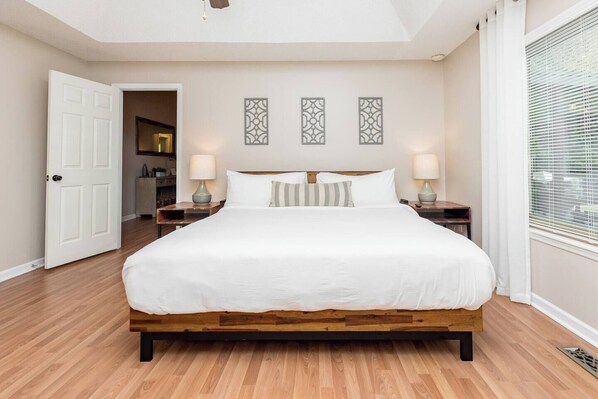 3 bedrooms, desk, iron/ironing board, free WiFi