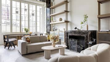 Louvre II | Área de sala de estar | Smart TV de 100 cm con canales por cable, chimenea y Netflix