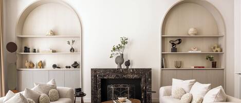 Louvre I | Area soggiorno | Smart TV 100 cm con canali via cavo, caminetto, Netflix