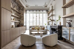 Louvre II | Oppholdsområde | En 100-centimeters smart-TV med kabel-kanaler samt peis og Netflix