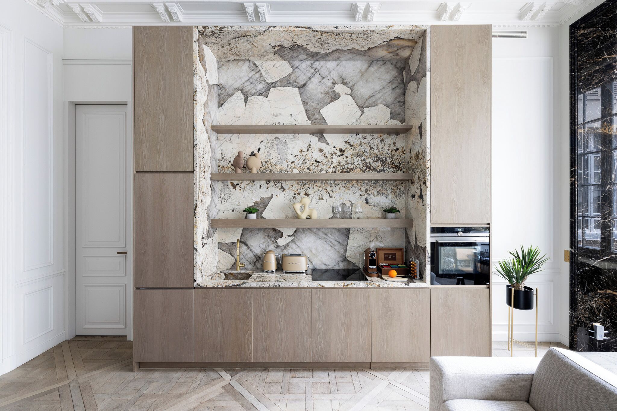 Louvre II | Dapur kecil pribadi | Lemari es besar, microwave, kompor, dan mesin pencuci piring