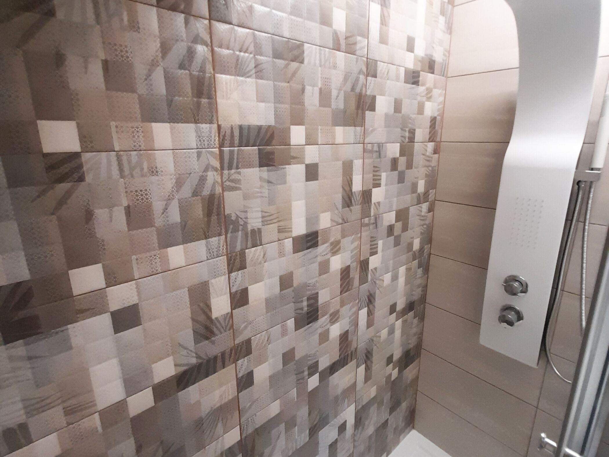 Douche, sèche-cheveux, serviettes fournies