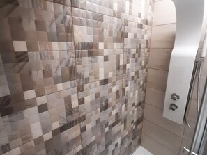 Dusche, Haartrockner, Handtücher