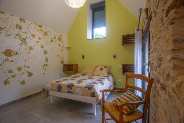 3 bedrooms, free WiFi, bed sheets, wheelchair access