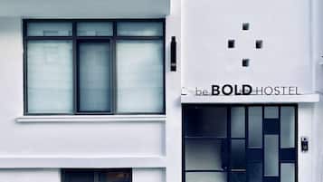 Vista frontal de la propiedad