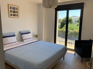 5 quartos, ferros/tábuas de passar roupa, berço de viagem