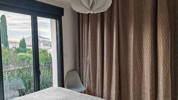 5 slaapkamers, een strijkplank/strijkijzer, reisbedje, gratis wifi