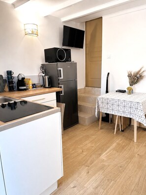 Coffee/tea maker, fridge, microwave, stovetop