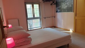 13 dormitorios y tabla de planchar con plancha