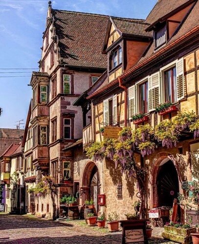 RIQUEWIHR, Grande Maison datant de 1520 avec 13 chambres.
Location Laure + Ryan