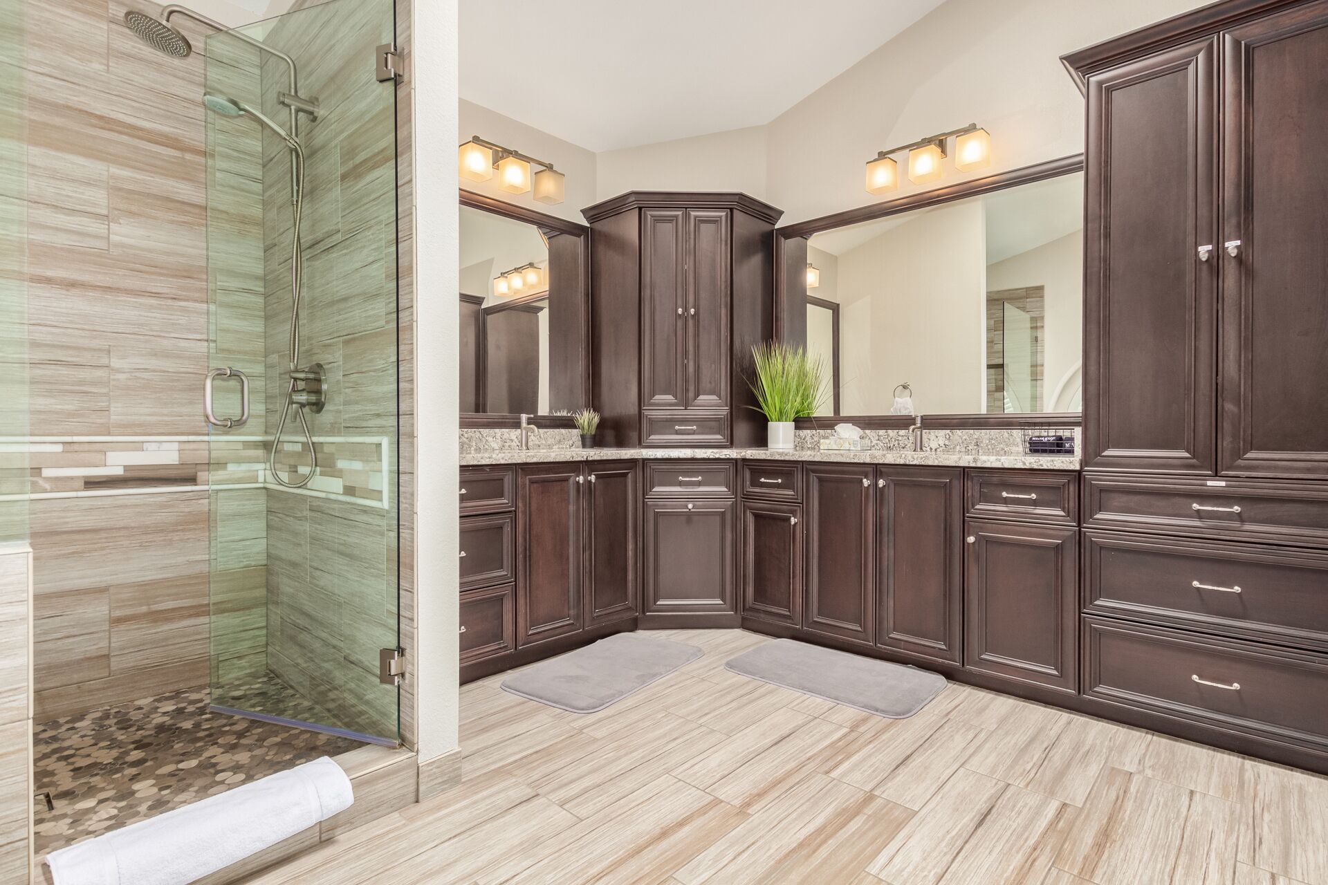 Combined shower/bathtub, hair dryer, towels