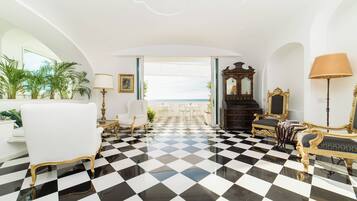 In-room safe, soundproofing, iron/ironing board, free WiFi