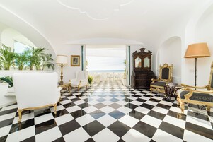 Caja de seguridad en la habitación y sistema de insonorización 