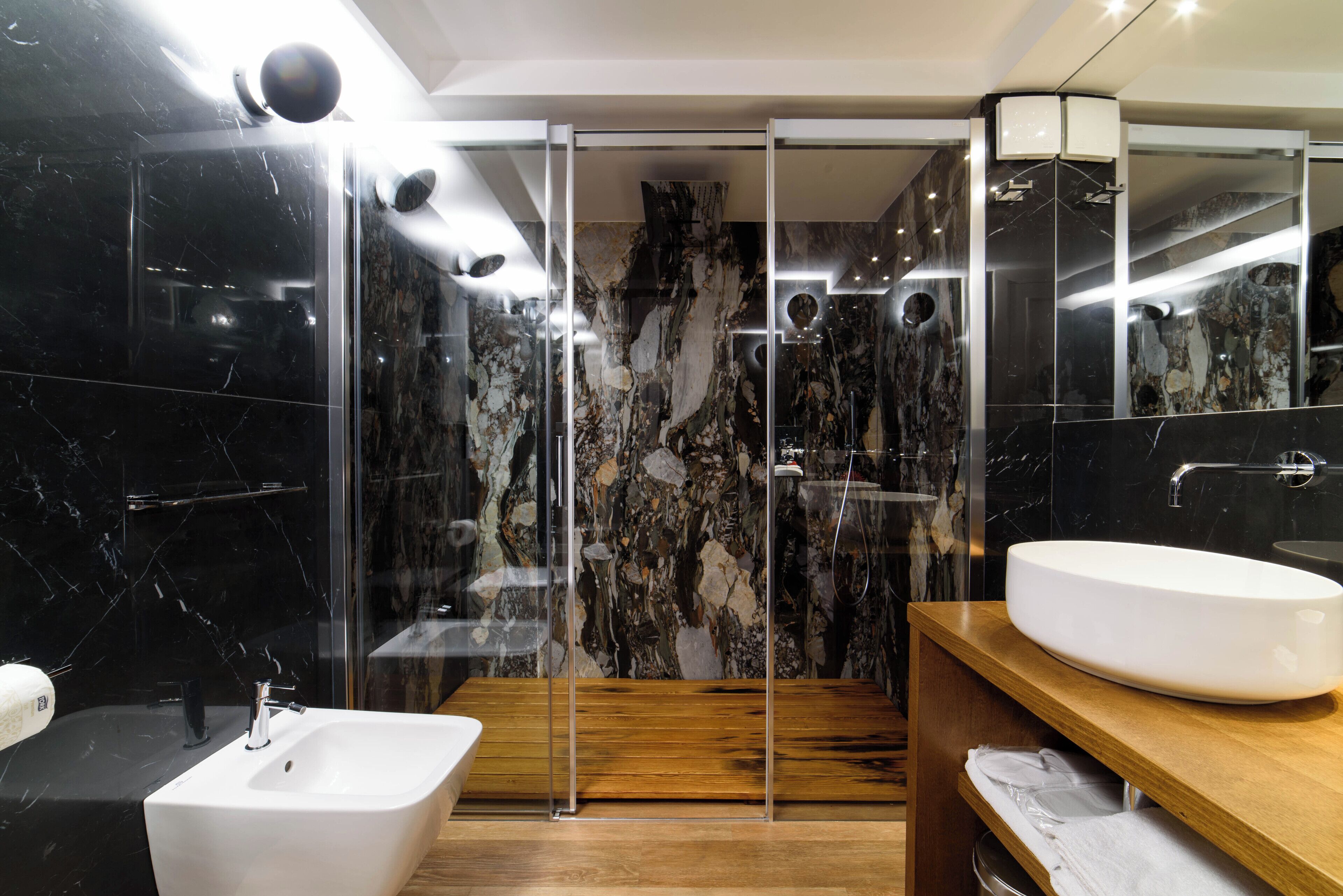 ของใช้ในห้องน้ำฟรี, ไดร์เป่าผม, รองเท้าสวมภายในห้อง