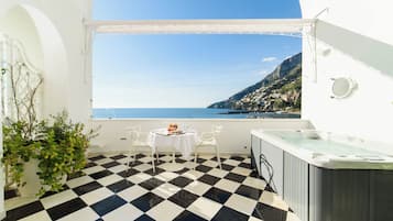 In-room safe, soundproofing, iron/ironing board, free WiFi