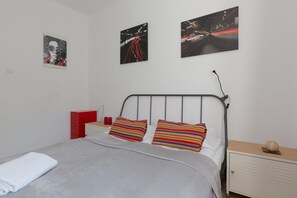 1 bedroom, iron/ironing board, WiFi, bed sheets - Cozy Apartment with Balcony | Close to Western Park (Warszawa)