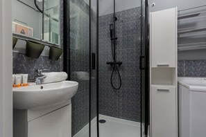 Shower, hair dryer, shampoo - Cozy Apartment with Balcony | Close to Western Park (Warszawa)
