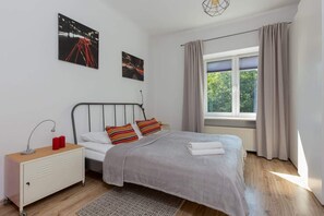 1 bedroom, iron/ironing board, WiFi, bed sheets - Cozy Apartment with Balcony | Close to Western Park (Warszawa)
