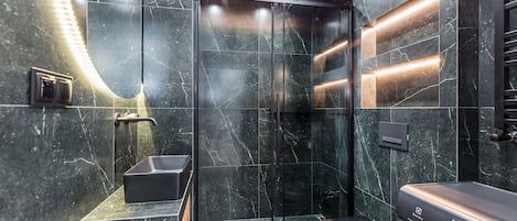 Shower, shampoo