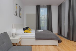 Tabla de planchar con plancha, wifi y ropa de cama 