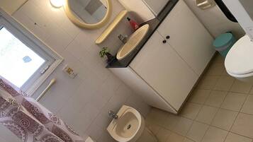 Regadera, bidet, toallas