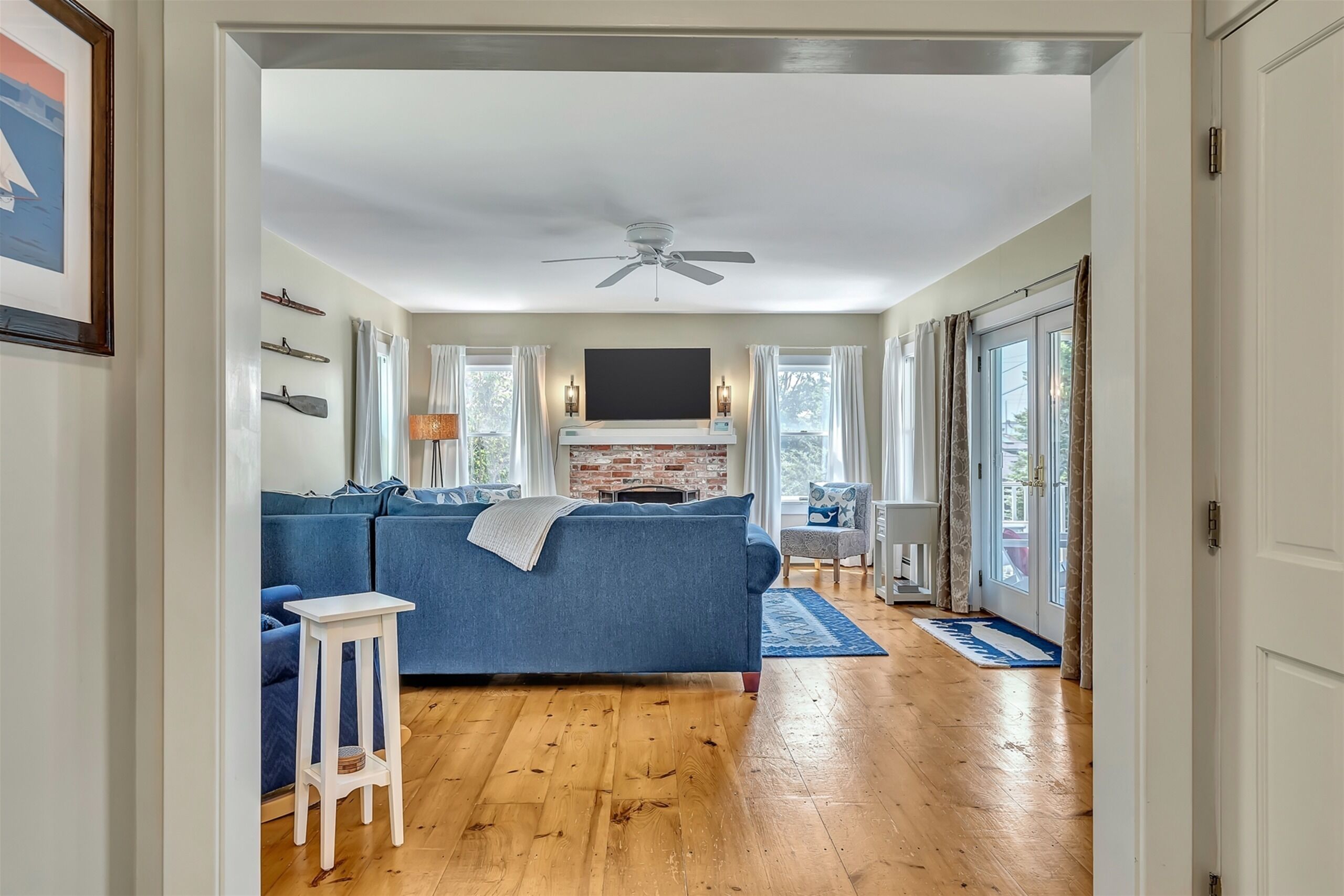 TV connectée, cheminée, espaces bureaux