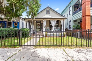 Exterior - “Historic 3BR Porch Home 5 Min to Downtown Jax & Jags Stadium Pet-Friendly (Jacksonville)