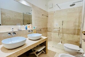 Doccia, asciugacapelli, bidet, asciugamani
