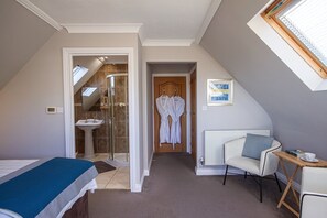 3 bedrooms, desk, iron/ironing board, travel cot