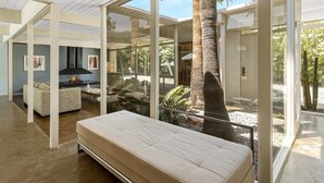 Een modern interieur met een groot raam, een bank en een eethoek.