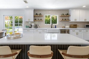 Fridge, microwave, oven, stovetop - House of Joy – Stylish Palm Springs Oasis with Saltwater Pool, Cabana, Putting Green & Views (Palm Springs)