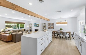 Interior - House of Joy – Stylish Palm Springs Oasis with Saltwater Pool, Cabana, Putting Green & Views (Palm Springs)