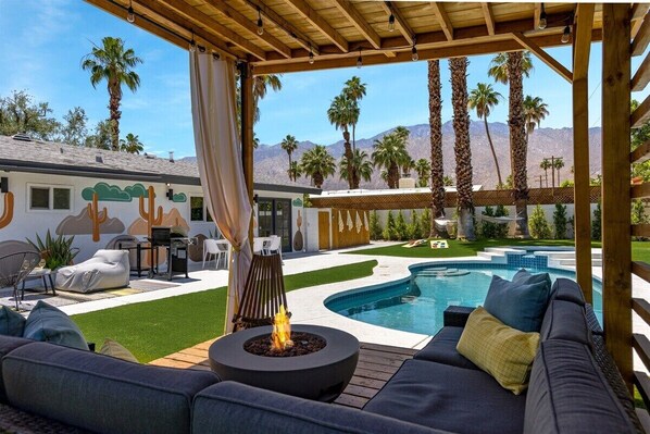 Outdoor dining - House of Joy – Stylish Palm Springs Oasis with Saltwater Pool, Cabana, Putting Green & Views (Palm Springs)