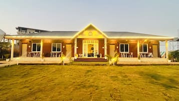 المنشأة من الخارج