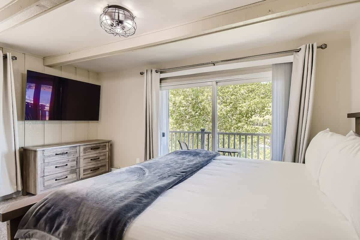 3 bedrooms, iron/ironing board, travel crib, WiFi