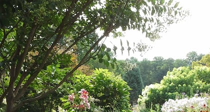 Countryside Cabin with Mountain Views near Surreybrooke Gardens