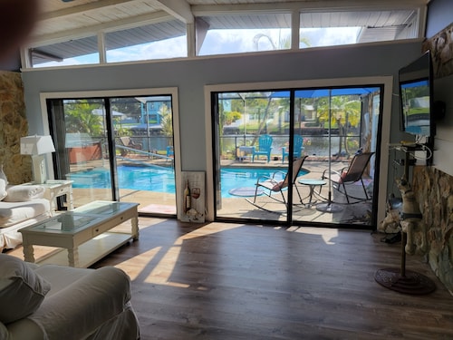 Waterfront Mid Century Cottage w/Pool and Spa- Close to beaches - Sleeps 9
