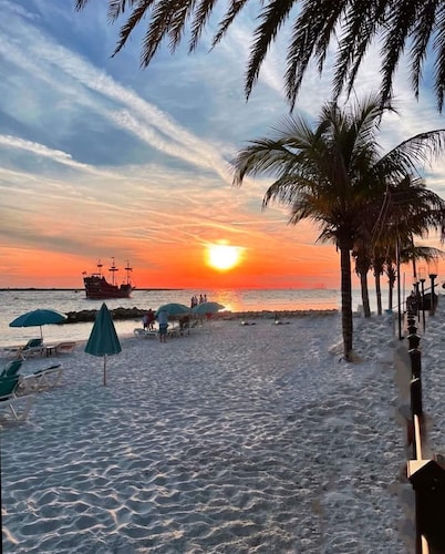 Waterfront Mid Century Cottage w/Pool and Spa- Close to beaches - Sleeps 9