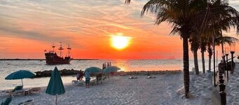 Waterfront Mid Century Cottage w/Pool and Spa- Close to beaches - Sleeps 9