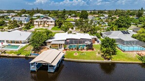 Un quartier résidentiel avec des maisons, un quai et une piscine.